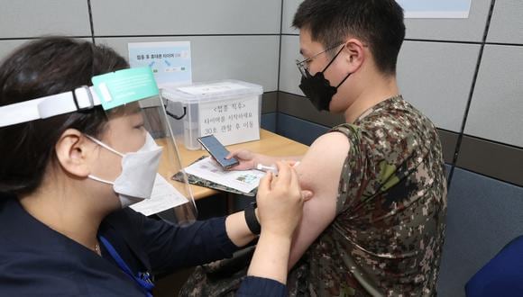 Un soldado de Corea del Sur recibe la primera dosis de la vacuna contra el coronavirus AstraZeneca Covid-19. (AFP).