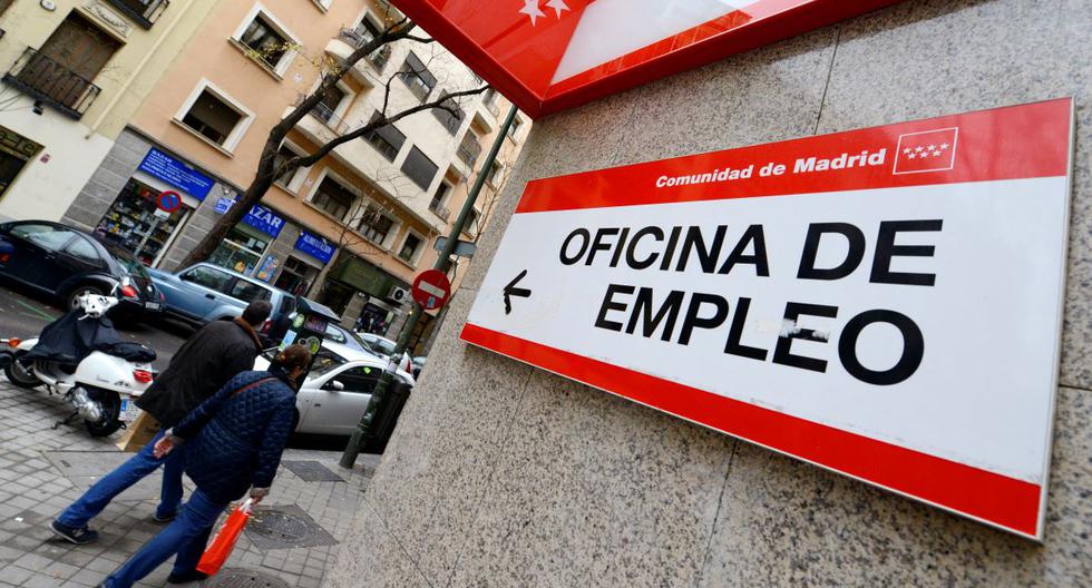 La gente camina por afuera de una oficina de empleo del gobierno en el centro de Madrid, España, el 3 de enero de 2014. (FOTO AFP / GERARD JULIEN).