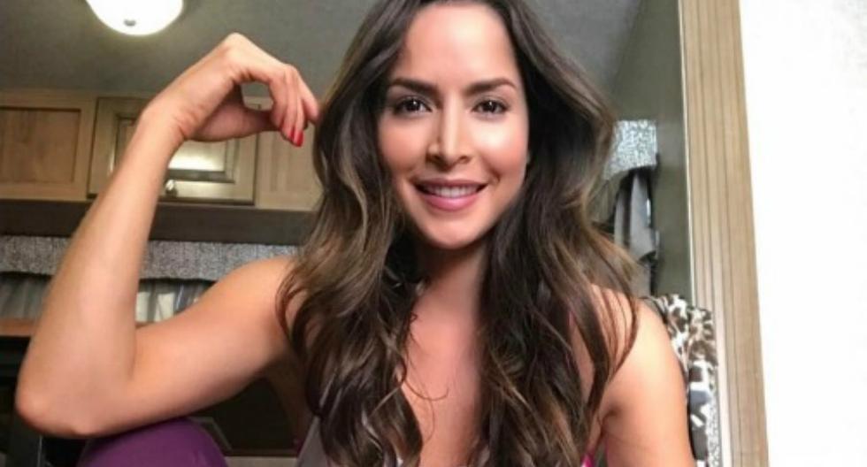 Carmen Villalobos deslumbró en la famosa red social al lucir un diminuto vestido rojo, mientras se deja seducir por el tema ‘Reggaetón Lento’. (Foto: Instagram)