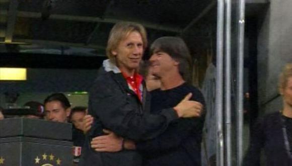 Ricardo Gareca y Joachim Löw se brindaron expresivo abrazo en la previa del duelo  entre la selección peruana y Alemania (Foto: Movistar Deportes / Media Networks)