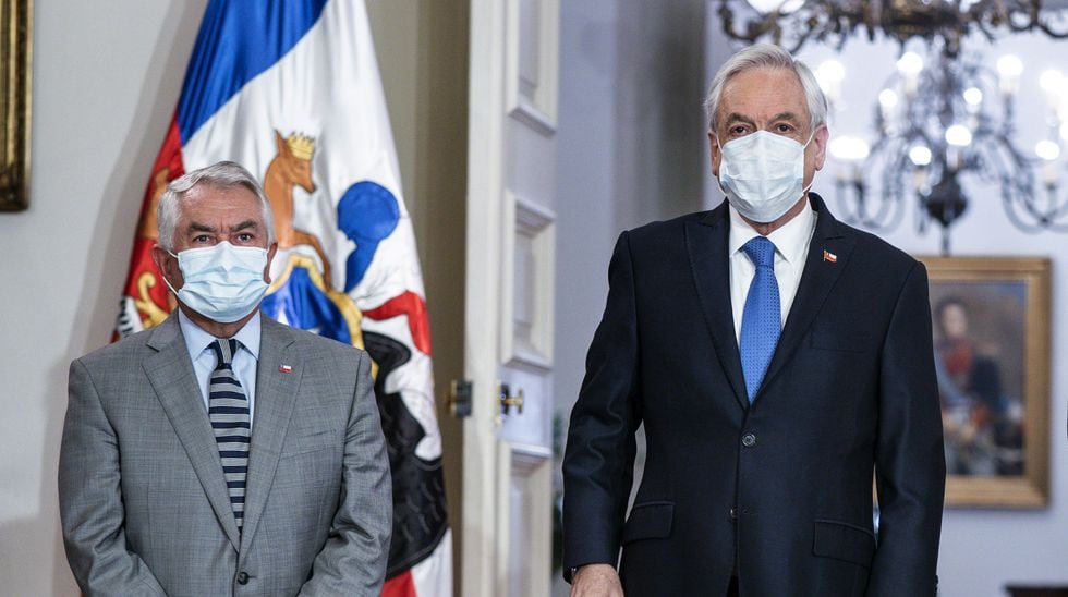 Coronavirus: El presidente de Chile, Sebastián Piñera (derecha), junto al nuevo ministro de Salud, Enrique Paris. (Foto: AFP).