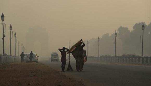 Un smog tóxico envuelve a la capital india con la calidad del aire cayendo a niveles peligrosos luego que decenas de miles de personas dispararon enormes petardos para celebrar el gran festival hindú de Diwali. (Foto: AP)