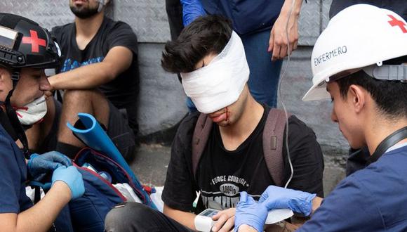 Esta imagen es de cuando Gustavo Gatica recibía los primeros auxilios tras haber sido  atacado por la policía de Chile durante una manifestaciones más fuertes de 2019. (Foto: Reuters)