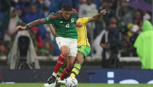 MEX561. CIUDAD DE MÉXICO (MÉXICO), 26/03/2023.- Edson Álvarez (i) de México, disputa un balón con un jugador de Jamaica durante un juego de la Liga de Naciones de la Concacaf 2022-2023 hoy, celebrado en el estadio Azteca de Ciudad de México (México). EFE/Isaac Esquivel
