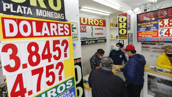 En el mercado paralelo o casas de cambio de Lima, el tipo de cambio se cotiza a S/3,840 la compra y S/3,880 la venta de cada billete verde. (Foto: Violeta Ayasta / GEC)