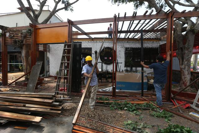 Locales de la Calle de las Pizzas, en Miraflores, continúan desmontando estructuras que invadían el espacio público (Foto: Violeta Ayasta)