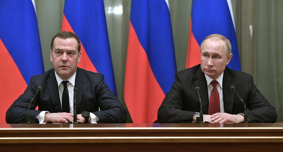 El presidente ruso, Vladimir Putin, a la derecha, y el primer ministro ruso, Dmitri Medvedev, en Moscú el 15 de enero de 2020. (Alexei Nikolsky/AP).