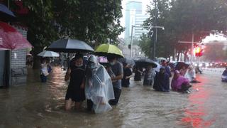 China: doce muertos por lluvias torrenciales que amenazan con romper una represa