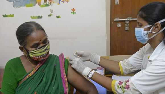 Una trabajadora de la salud inocula a una mujer con una dosis de la vacuna Covaxin contra el coronavirus Covid-19 en un centro de atención primaria en Hyderabad, India. (Foto de NOAH SEELAM / AFP).