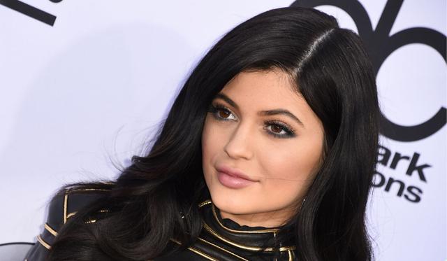 Kylie Jenner comúnmente causa revuelo en las redes con sus publicaciones. (AFP)