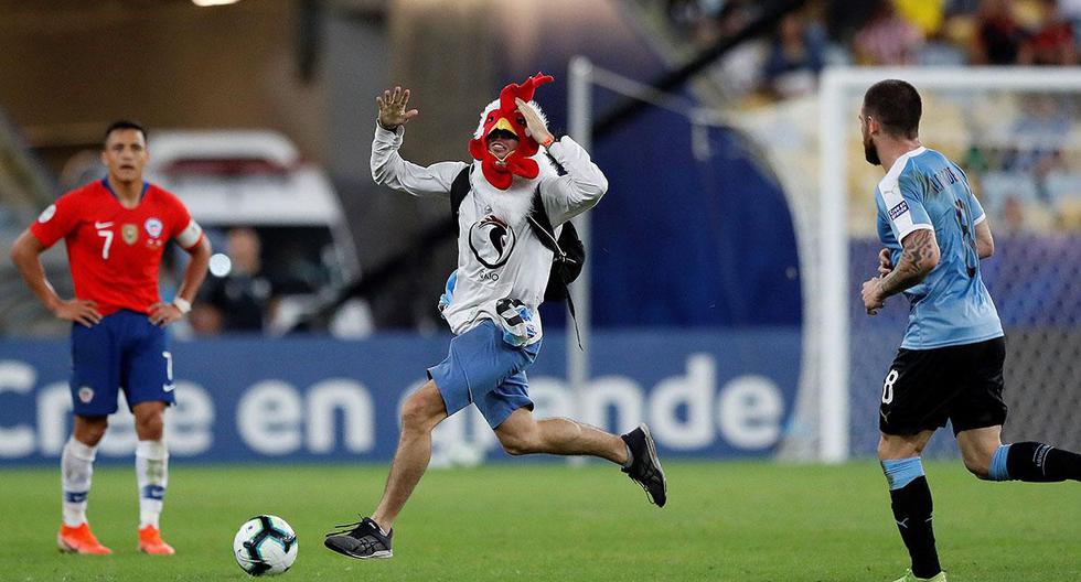 Hincha que invadió el partido Uruguay vs. Chile lanzó duras palabras contra Gonzalo Jara. (Foto: EFE)