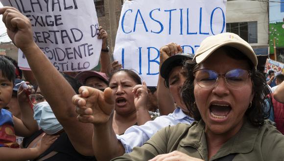 Partidarios del expresidente peruano Pedro Castillo realizan una manifestación exigiendo su liberación frente a la dependencia policial DIROES en Ate, al este de Lima, donde Castillo está detenido en espera de investigaciones.