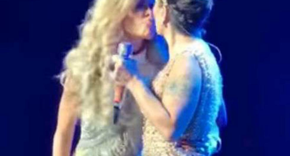 Gloria Trevi y Alejandra Guzmán rompieron los esquemas y decidieron darse un beso en la boca durante su último show. ¡Mira las imágenes! (Foto: Captura)