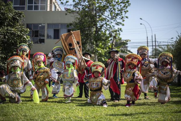 El talentoso grupo de niños y niñas danzantes de tijeras acompañados por el violín del maestro 'Chimango' Lares y el arpa de Lapla de Huaycahuacho. 