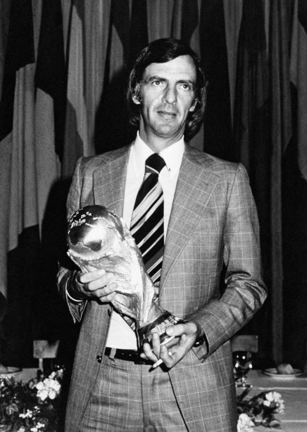 César Menotti cargando la Copa del Mundo. Fue campeón como técnico de Argentina en 1978, en la edición que se jugó en su país. (Foto: Agencias)