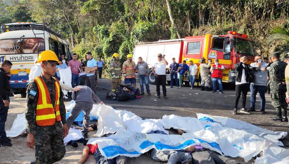 Equipos de rescate cubren a las víctimas de un choque entre dos autobuses que dejó varios muertos, en una carretera que conecta los municipios de Santa Rosa de Copán y Gracias, en Honduras, el 28 de febrero de 2024. (Foto de STRINGER / AFP)