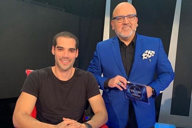 Guty Carrera posa junto a Beto Ortiz en "El valor de la verdad" (Foto: Instagram)