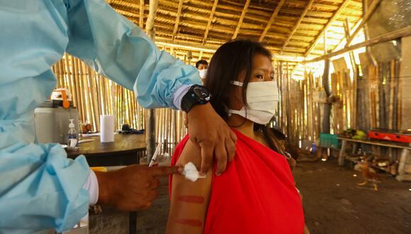 Respecto a población inmunizada con la segunda y tercera dosis (dosis de refuerzo), las cifras son más críticas aún, advirtió la Defensoría. (Foto: Minsa)