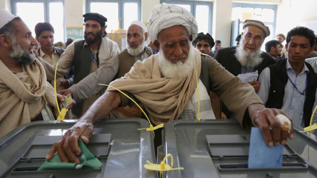 Millones de afganos emiten su voto y desafían a los talibanes - 6