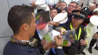 Cristiano Ronaldo desató euforia de fans en aeropuerto inglés