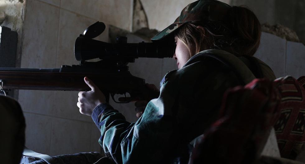 El proyectil disparado por un militante del Estado Islámico pasó a pocos centímetros de la cabeza de esta francotiradora en Siria. Mira el video: (Foto: EFE)