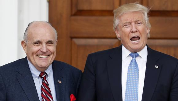 Rudy Giuliani dijo que Donald Trump despidió a Comey el año pasado "porque Comey entre otras cosas, no le aseguró a Trump que él no era el objetivo de la investigación" del Rusiagate. (Foto: AP/Carolyn Kaster)
