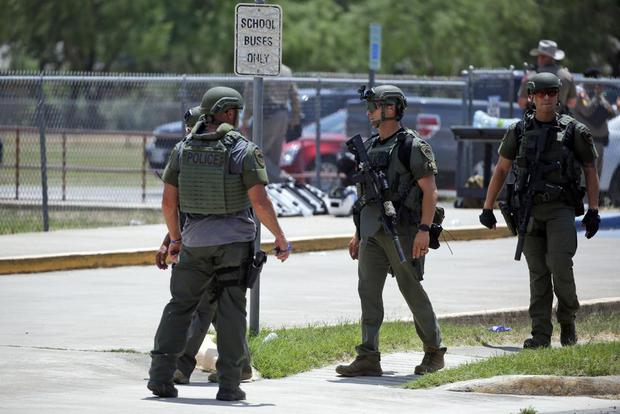 El personal policial se encuentra frente a la Escuela Primaria Robb luego de un tiroteo, el martes 24 de mayo de 2022, en Uvalde, Texas. (Foto AP/Dario López-Mills).