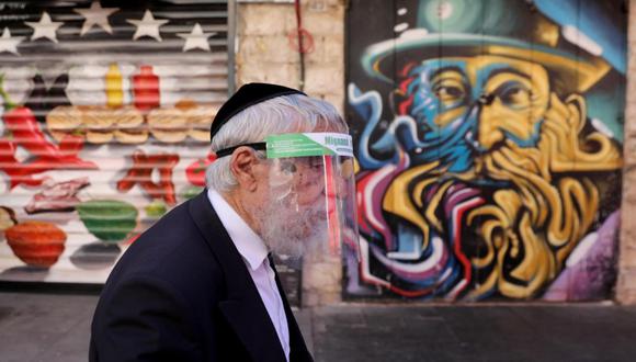 Los israelíes tienen que usar mascarilla al salir a la calle. De lo contrario, reciben una multa de cerca de US$60. (Foto: ABIR SULTAN / EFE)