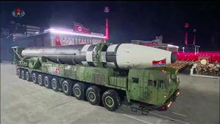 Corea del Norte muestra al mundo su nuevo y mayor misil balístico intercontinental
