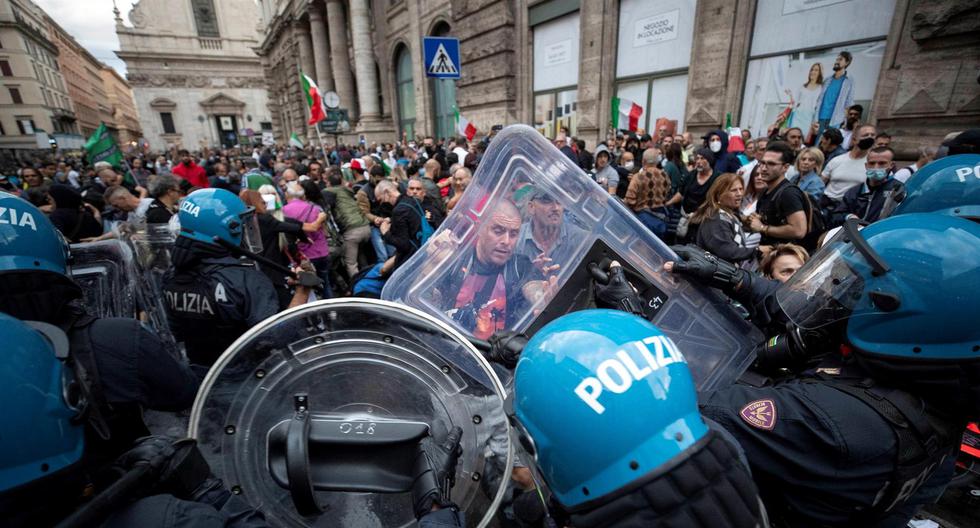 Neo-fascists and anti-vaccines assault a hospital in Rome, leaving at least four wounded