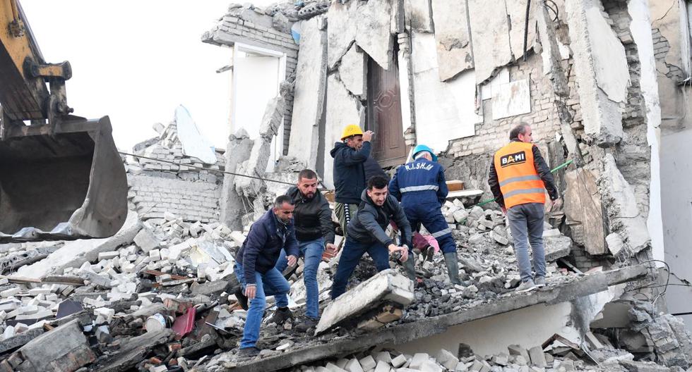 El terremoto fue seguido de varias réplicas, una de ellas de magnitud 5,3, según el Centro Sismológico Euromediterráneo. (AFP)