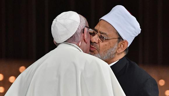 Emiratos Árabes Unidos: El histórico beso entre el papa Francisco y el imán de Al-Azhar Ahmed al-Tayeb. (AFP).