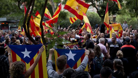 Ciudadanos se han reunido en diferentes puntos de España para expresar su apoyo o rechazo al proceso en Cataluña. (AP)