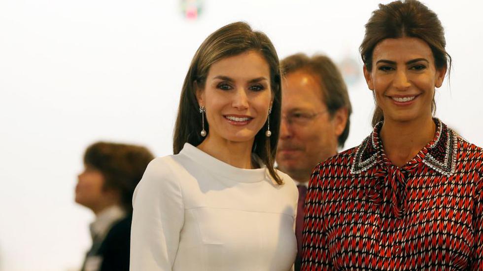 La reina espa&ntilde;ola Letizia y la primera dama de Argentina, Juliana Awada en la feria de arte contempor&aacute;neo ARCO en Madrid. (Foto: Reuters)