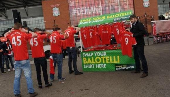 Molestos con Balotelli: hinchas 'reds' cambian su camiseta