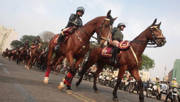La Policía dispuso que agentes reciban entrenamiento para dirigir a los caballos en situaciones de inseguridad ciudadana. (Foto: Andina)