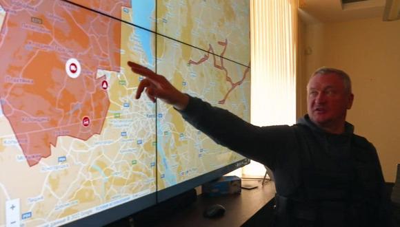 El general Sergiy Knyazev rastrea el movimiento militar de Rusia hacia Kiev en una gran pantalla interactiva en la base del ejército.