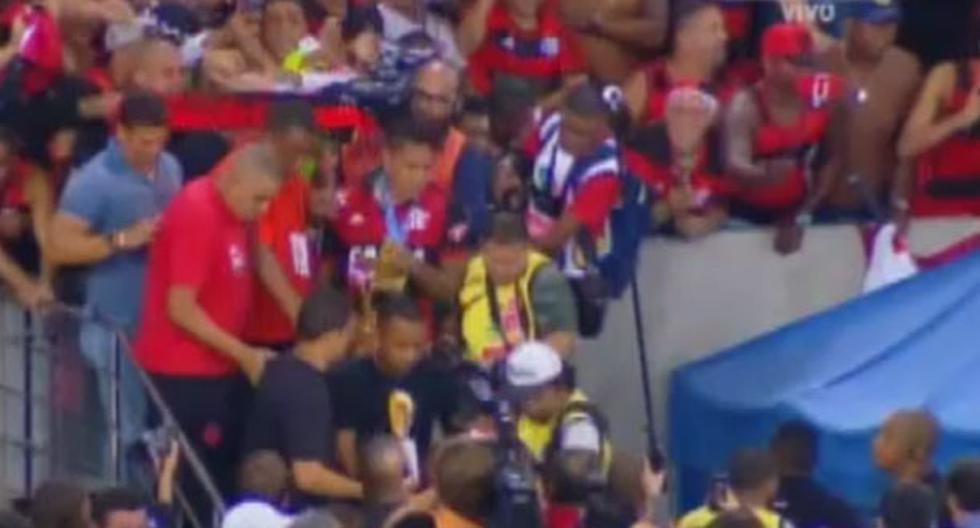 Paolo Guerrero se dirigió con la copa del Torneo Carioca hacia la tribuna para celebrar con los hinchas. (Video: YouTube)