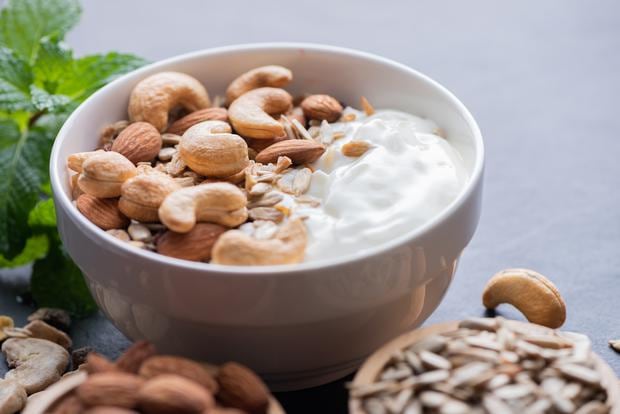 El yogurt y las nueces se encuentran en la lista de alimentos que pueden empeorar los episodios de migraña.