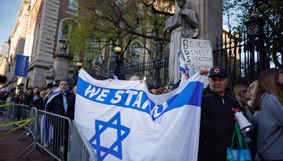 Partidarios de Israel se manifiestan frente a la Universidad de Columbia mientras continúan las protestas pro palestinas en el campus de Nueva York, el 25 de abril de 2024. (Foto de KENA BETANCUR / AFP)