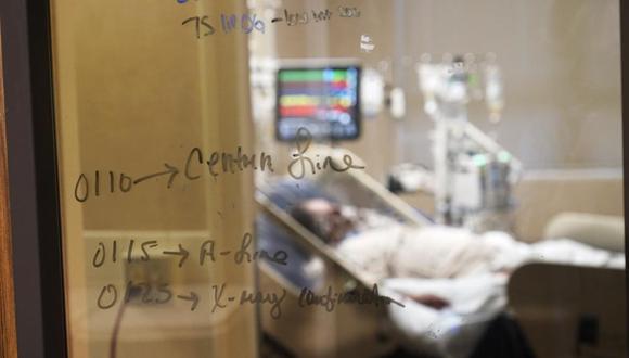 En esta imagen del miércoles 18 de agosto de 2021, anotaciones médicas escritas en la ventana de la habitación de un paciente de COVID-19 en cuidados intensivos del Centro Médico Willis-Knighton en Shreveport, Louisiana. (AP Foto/Gerald Herbert).