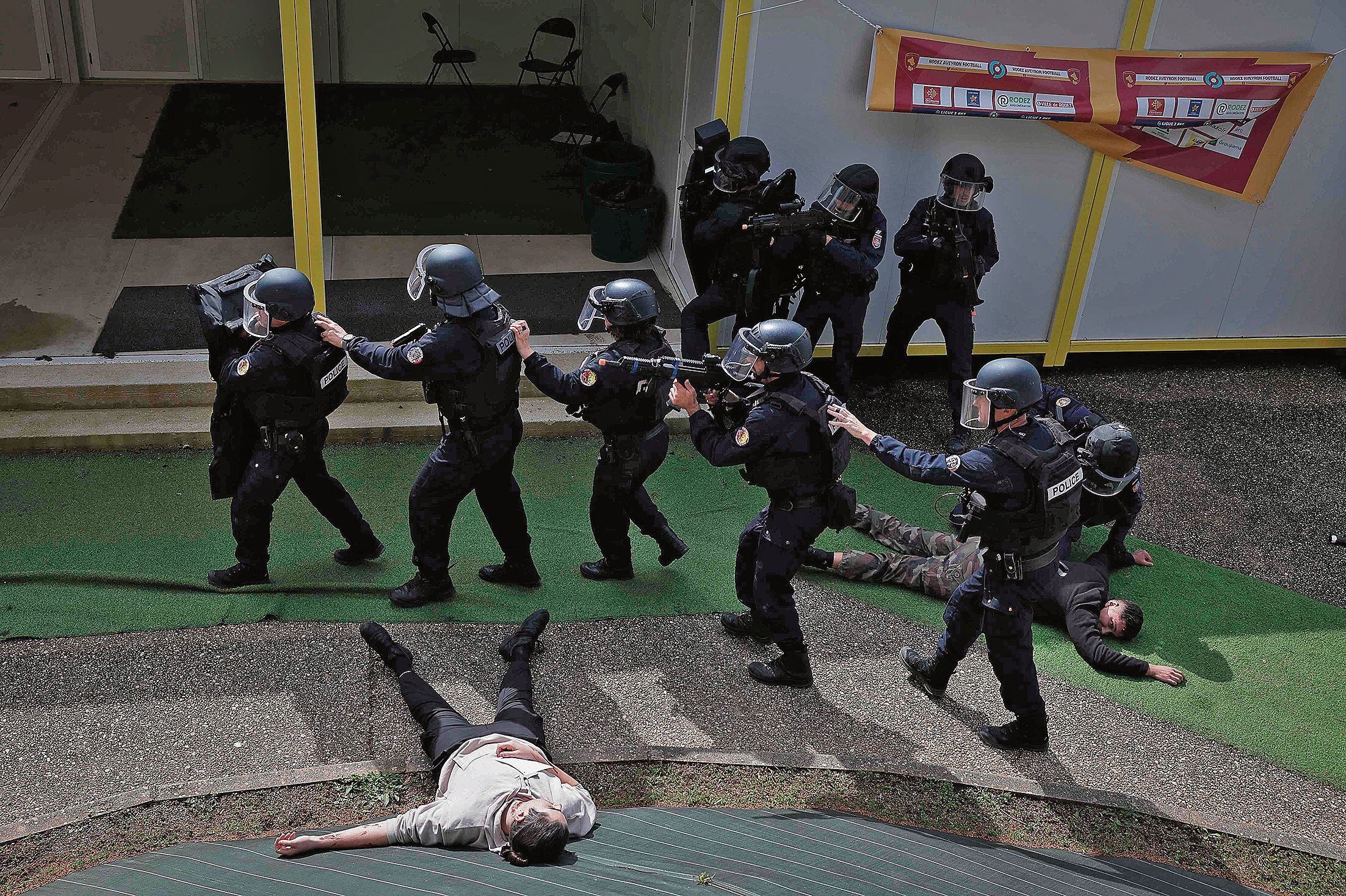 Agentes de policía realizan un simulacro de respuesta a un atentado terrorista en el estadio Paul-Lignon, de Rodez, en el suroeste del país galo. (Foto: AFP)
