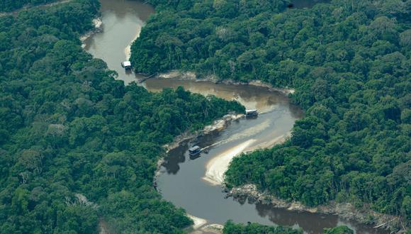 Tres dragas explotan el río Purité en busca de oro en imágenes capturadas durante un sobrevuelo de julio de 2023. Crédito: Alianza Regional Amazónica para la Reducción de los Impactos de la Minería de Oro.