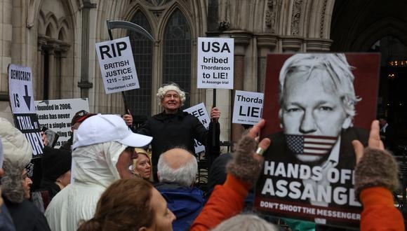 Los manifestantes sostienen pancartas mientras protestan frente a los Tribunales Reales de Justicia, el Tribunal Superior de Gran Bretaña, en el centro de Londres el 21 de febrero de 2024, en el segundo día de una apelación en el Reino Unido del fundador de WikiLeaks, Julian Assange, contra su extradición a Estados Unidos. (Foto de Daniel LEAL / AFP)