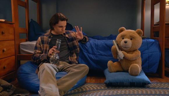 Max Burkholder es John Bennett y Seth MacFarlane el oso de peluche de "Ted".