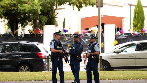 La policía de Nueva Zelanda cuida el perímetro de las mezquitas atacadas el viernes en Christchurch. (AFP)