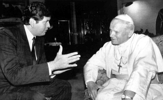 Alan García y el papa Juan Pablo II el 15 de mayo de 1988 en Lima. (AP).
