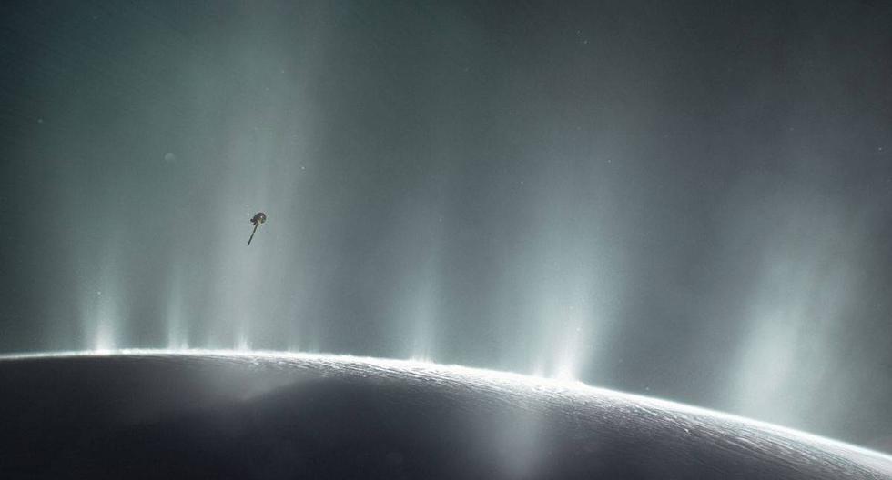 La nave espacial Cassini sumergiéndose en la pluma de Encélado en 2015. (Foto: NASA/JPL-Caltech)