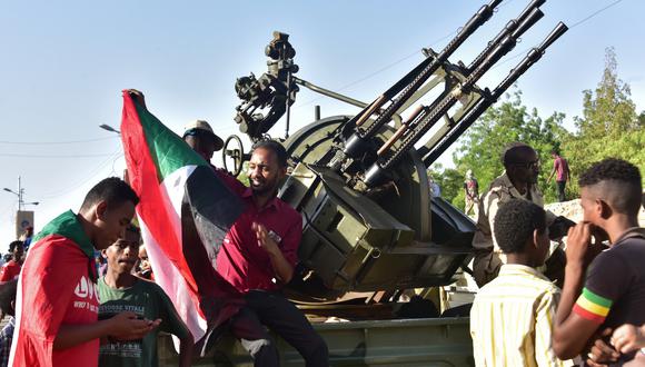 Manifestantes en Sudán, a favor del nuevo régimen. (Foto: AFP)
