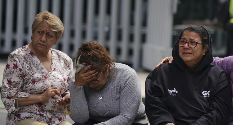 La gente se reúne en la calle después de que se sintiera un terremoto de magnitud 7,7 en la Ciudad de México, el lunes 19 de septiembre de 2022. (Foto AP/Fernando Llano).